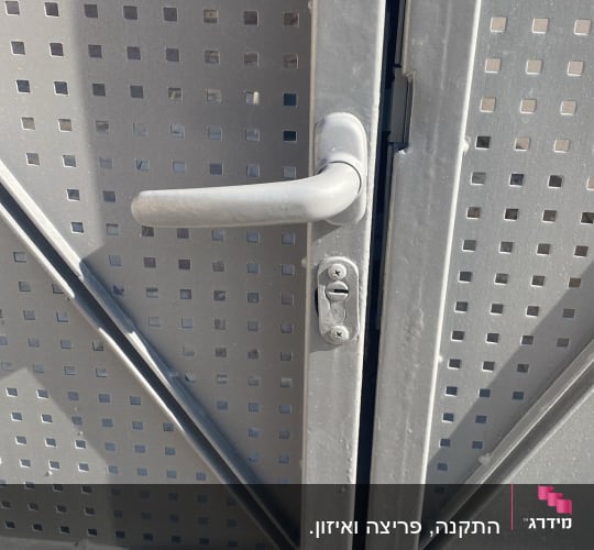 ידית ודלת מתכת עם מנעול